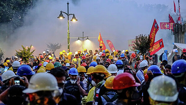В Турции вспыхнули многотысячные протесты против Эрдогана