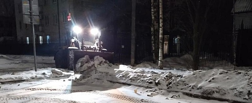 В Вологде в ежедневном режиме расчищают парковки от снега