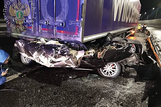 В Татарстане при столкновении иномарки с фурой погибли два человека