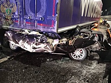 В Татарстане при столкновении иномарки с фурой погибли два человека