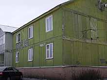 Ноябрянину предложили переехать в отдаленный поселок из аварийки. Он возмущен, а власти говорят: не было выбора. ВИДЕО
