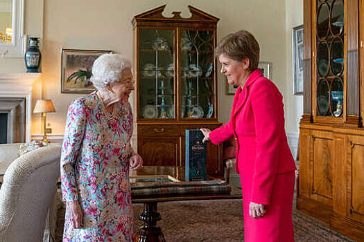 Первый министр Шотландии Никола Стерджен подарила Елизавете II бутылку виски