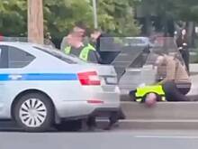 Гаишников уложили лицом в асфальт на улице в центре Москвы и сняли на видео