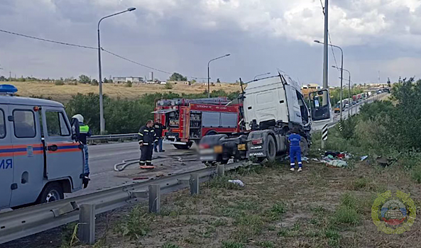 На севере Волгограда образовался многокилометровый затор после смертельного ДТП