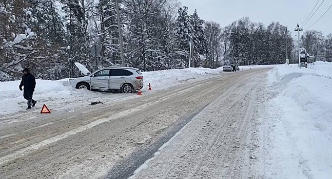 Женщина пострадала при лобовом столкновении легковушек на нижегородской трассе