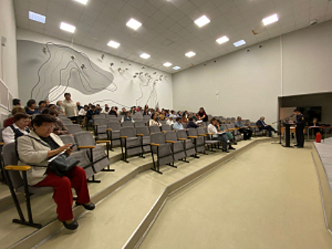 В Якутске полицейские проводят профилактические беседы с педагогами школ о противодействии дистанционному мошенничеству