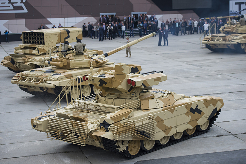 Военная техника: тяжёлая огневая система ТОС-1А "Солнцепёк", танк Т-90А и боевая машина поддержки танков (слева направо)