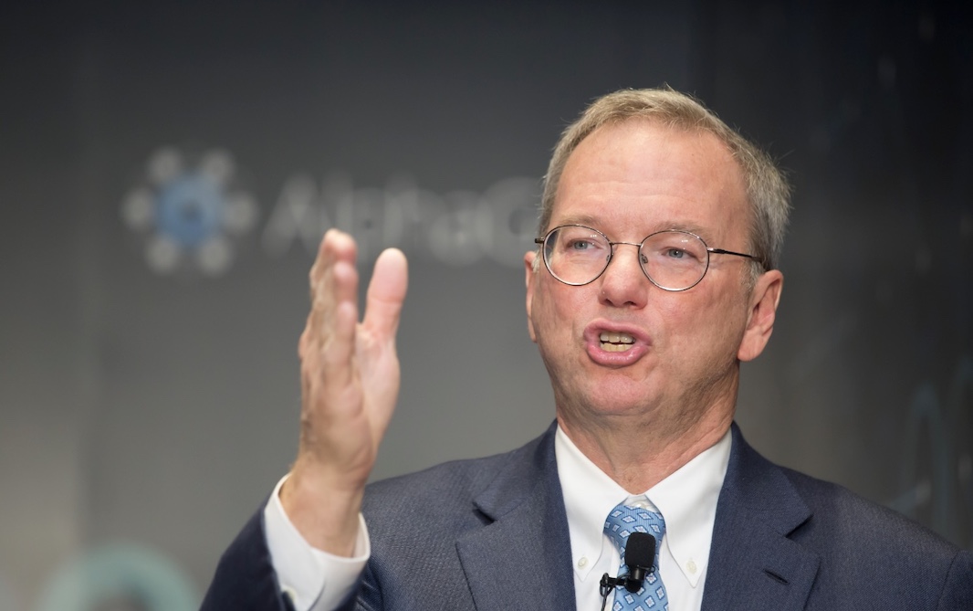 Экс-глава Google объяснил отставание компании в гонке ИИ