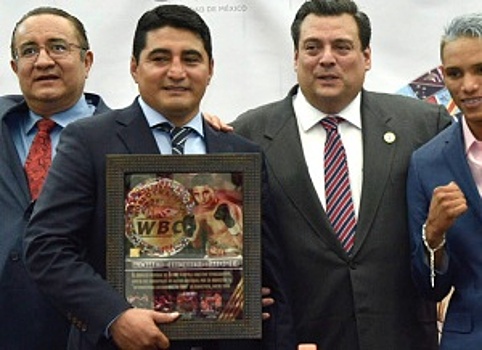 Как ныне поживает Эрик Моралес: подборка фото с награждения от WBC и не только
