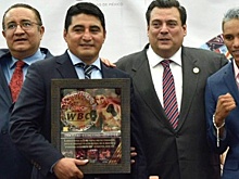 Как ныне поживает Эрик Моралес: подборка фото с награждения от WBC и не только