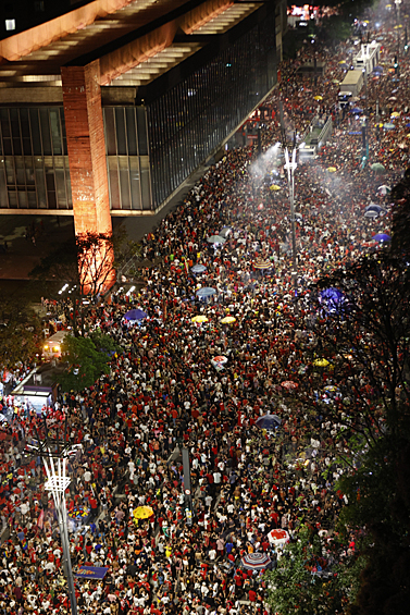 Сторонники Лулы да Силвы праздную его победу на президентских выборах в Бразилии, 30 октября 2022 года