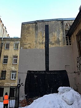 В Петербурге появилось граффити с «лопатой Беглова» (траурно-черной)