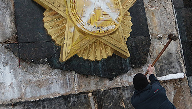 Во Львове демонтируют стелу победителям нацизма