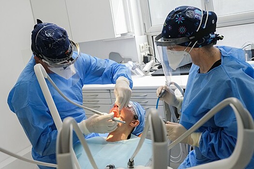Стоматологи потребовали от пациента вернуть установленные имплантаты