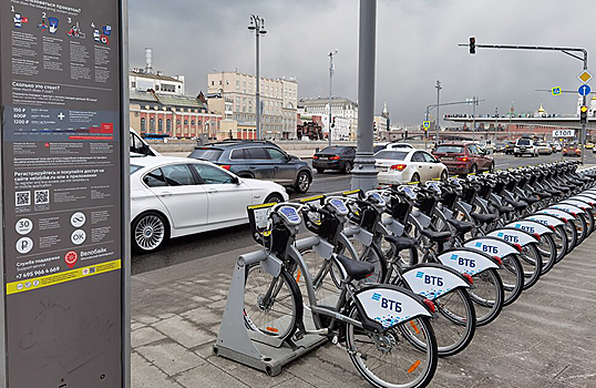 Дептранс: разбросанные в Москве  самокаты и велосипеды отправят на спецстоянку