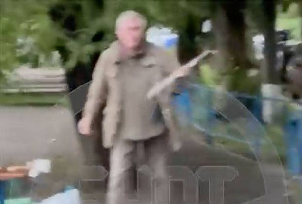 Российский преподаватель с мачете разгонял посиделки во дворе и попал на видео