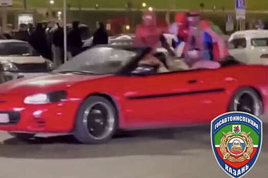 В Казани египтянин провез в кабриолете четырех киногероев и попал на видео