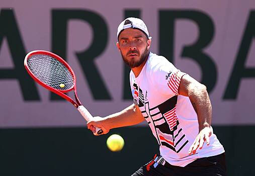 Теннисиста дисквалифицировали после глотка воды из бутылки друга