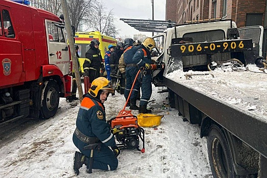 В Петербурге эвакуатор въехал в остановку общественного транспорта