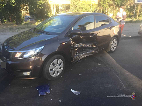 Три волгоградца пострадали в жесткой аварии на улице Краснополянской в Жилгородке