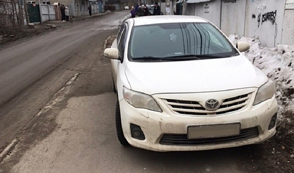 В Воронеже оштрафовали водителя Toyota Corolla, припарковавшегося на тротуаре