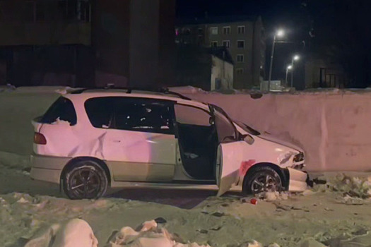 Водитель погиб, упав с большой высоты в автомобиле при выезде со двора