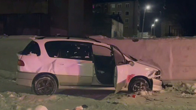 Водитель погиб, упав с большой высоты в автомобиле при выезде со двора