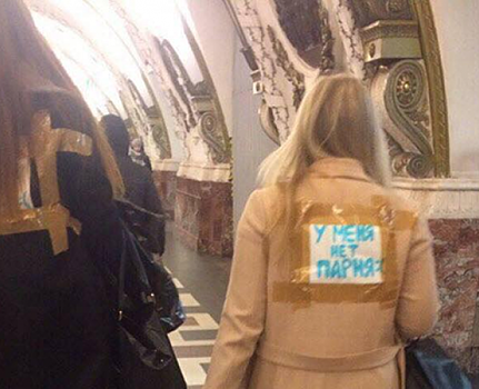 Девушки придумали интересный способ знакомства в петербургском метро