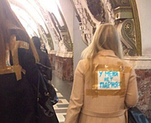 Девушки придумали интересный способ знакомства в петербургском метро