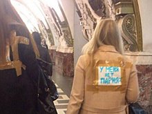 Девушки придумали интересный способ знакомства в петербургском метро