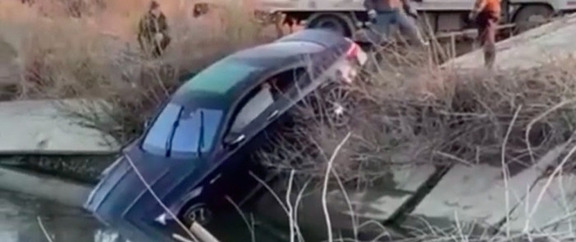 В Ростове-на-Дону на Левобережной в канале утопили Mercedes-Benz