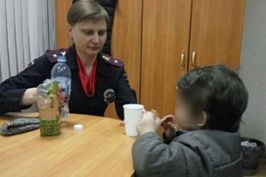 В Омске прохожие обнаружили потерявшегося четырёхлетнего мальчика