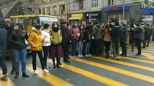 В Ереване автомобиль протаранил перекрывших дорогу протестующих
