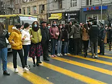 В Ереване автомобиль протаранил перекрывших дорогу протестующих