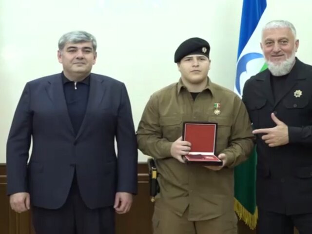 15-летний Адам Кадыров появился на вручении награды с золотым пистолетом