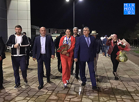 Двукратную чемпионку мира по боксу Зенфиру Магомедалиеву встретили в аэропорту