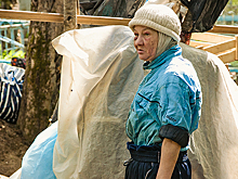 «Я их только привожу в порядок»: пенсионерка из Ижевска сделала грядки на могилах Александровского кладбища