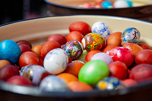 Жители США стали покупать искусственные яйца к Пасхе из-за дефицита куриных