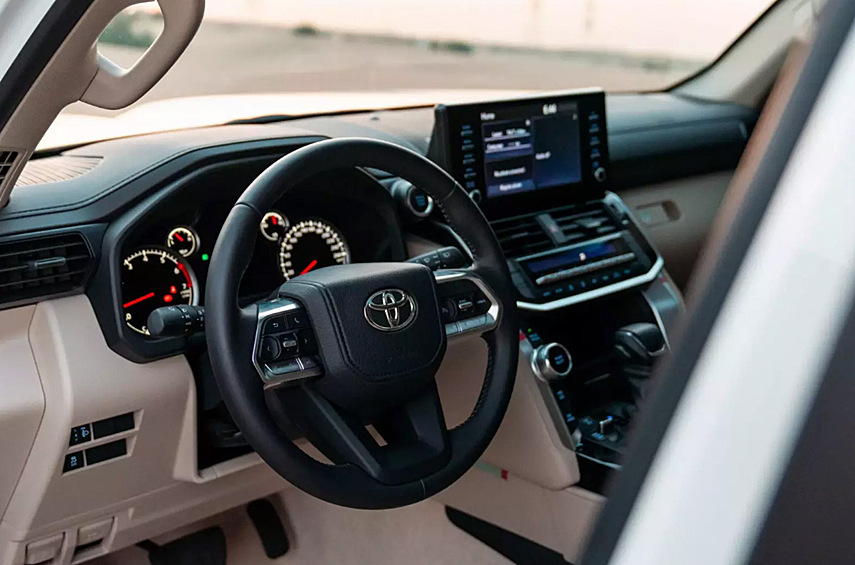 Сохранены чёрная радиаторная решётка, защитная пластина и брызговики, но добавлены чёрные и серые наклейки. Кроме того, предусмотрены чёрные колёса диаметром 18 дюймов с внедорожными шинами и алые передние петли для буксировки.