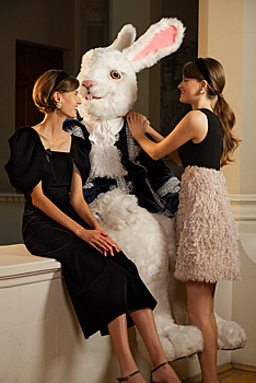 Огромный белый кролик и волшебные наряды: смотрим новогодний лукбук 12Storeez