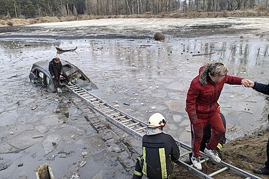 Автомобиль с людьми утонул в украинском селе