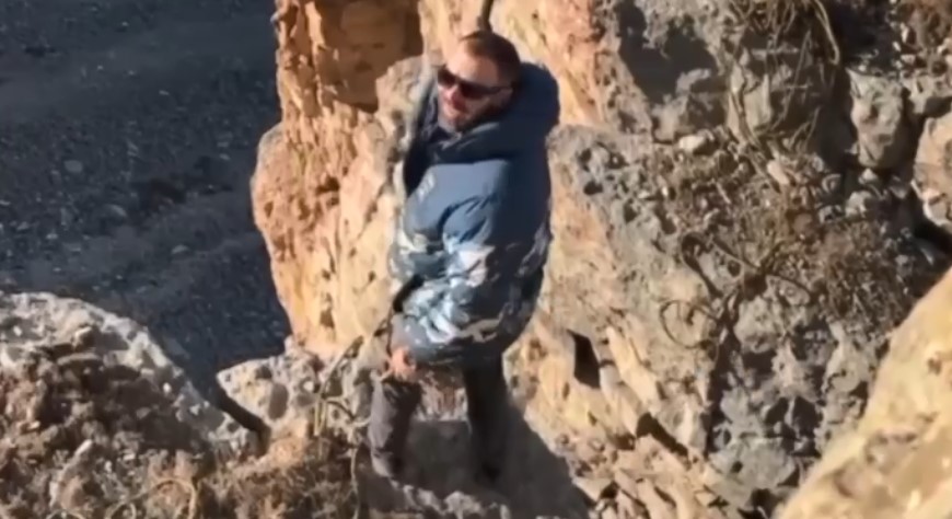 Падение парня в пропасть вызвало неожиданную реакцию у его девушки