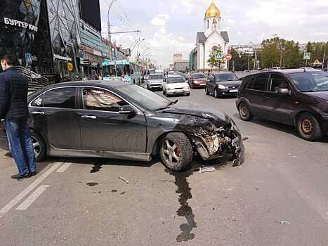 Столкновение двух машин затруднило движение по Красному проспекту