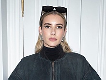 Известная актриса вышла в свет в рваных колготках