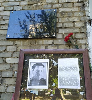 Сотрудники библиотеки №104 привели в порядок мемориальную доску Евгению Морозову