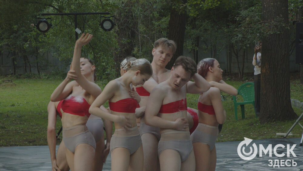 «Лоси выходят в город», или Спектакль не про человека и не про животных