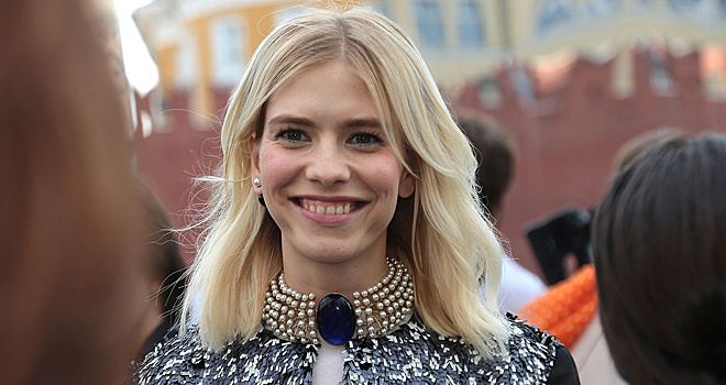 Экс-жена миллиардера встретила Новый год в платье-«рыбке»