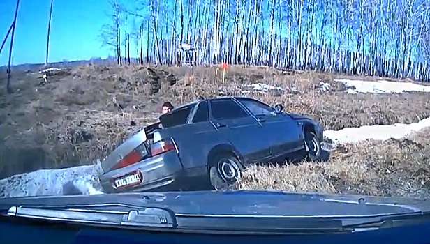 Подросток, ехавший в школу на папиной машине, столкнулся с фурой под Тюменью. Видео