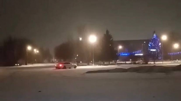 Автомобилист устроил дрифт вокруг городской ёлки в Ершове