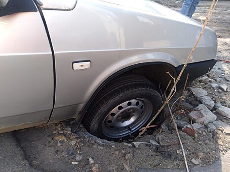 В Саратове «Гранта» попала колесом в открытый люк. Пострадал семилетний ребенок